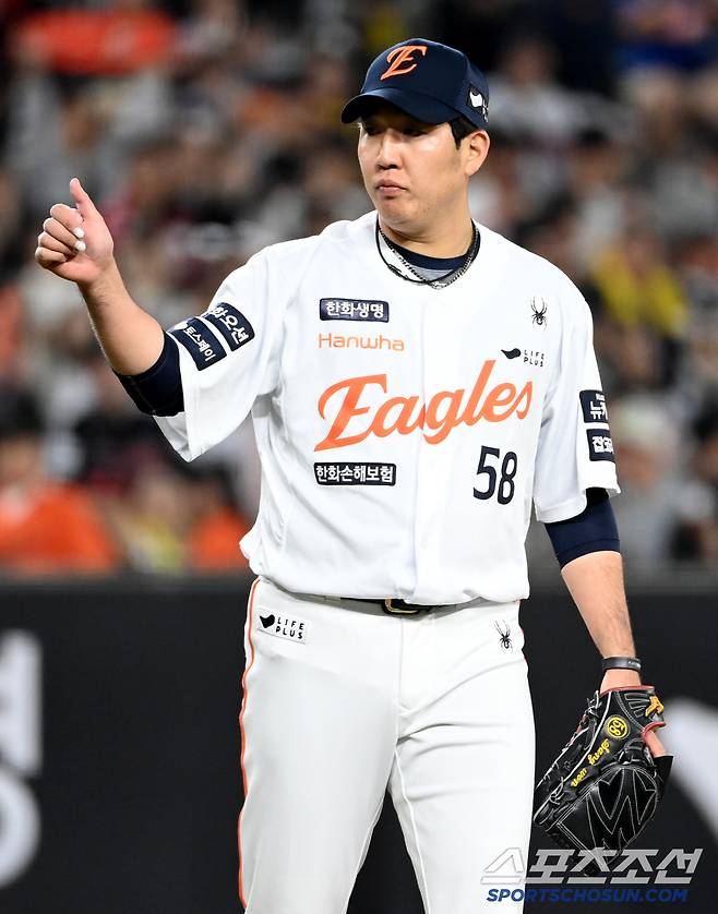 29일 대전한화생명볼파크에서 열린 LG와 한화의 경기,7회초 한화 박상원이 포수 이재원에 엄지 척을 선사하고 있다. 대전=허상욱 기자wook@sportschosun.com/2025.04.29/