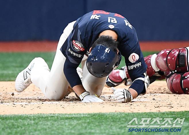 29일 서울 고척스카이돔에서 열린 롯데-키움전. 7회초 1사 1, 2루 전민재가 헤드샷에 맞아 쓰러지고 있다. 고척=정재근 기자 cjg@sportschosun.com