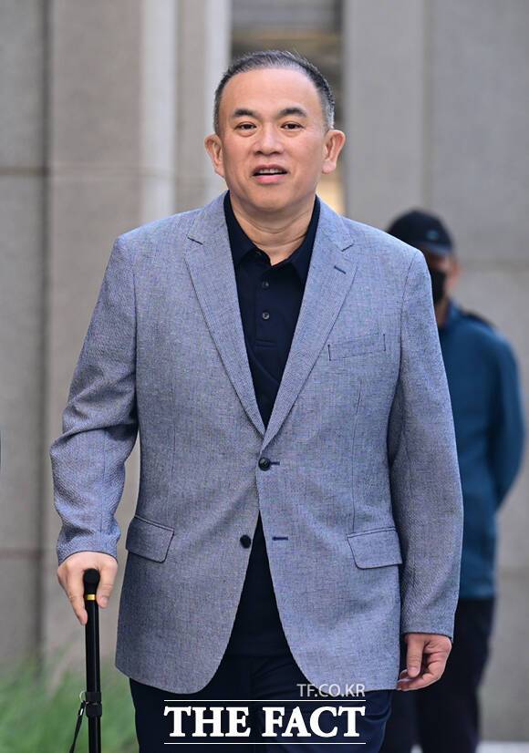 윤석열 전 대통령 부부 공천 개입 의혹을 받는 명태균 씨가 29일 오전 서울 서초구 서울고등검찰청에 출석하고 있다. /이새롬 기자