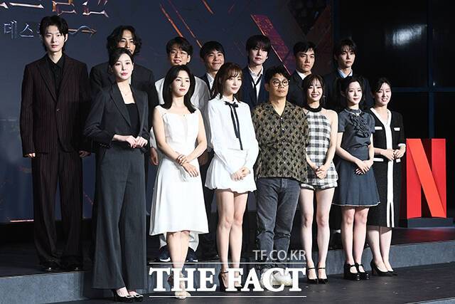 모델 최현준과 보드게임 마스터 티노, 대학생 박상연, 전 바둑기사 이세돌, 가수 규현, 프로 포커 플레이어 세븐하이, 방송인 정현규, 손은유 변호사, 의료인 김하린, 가수 츄, 정종연 PD, 배우 윤소희, 아나운서 강지영, 미스코리아 이승현(왼쪽부터)이 29일 오전 서울 마포구 호텔 나루 서울 엠갤러리에서 열린 넷플릭스 새 예능 '데블스 플랜: 데스룸' 제작발표회에 참석해 포즈를 취하고 있다. /서예원 기자