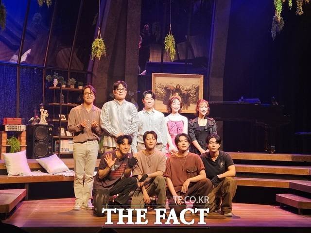 배우 최대철 김형묵 송용진 박가은 안현아 종형 김재한 후이 조환지(왼쪽 상단부터 시계 방향)가 29일 오후 서울 강남구 백암아트홀에서 열린 뮤지컬 '사랑은 비를 타고' 프레스콜에 참석해 포즈를 취하고 있다. /김명주 기자