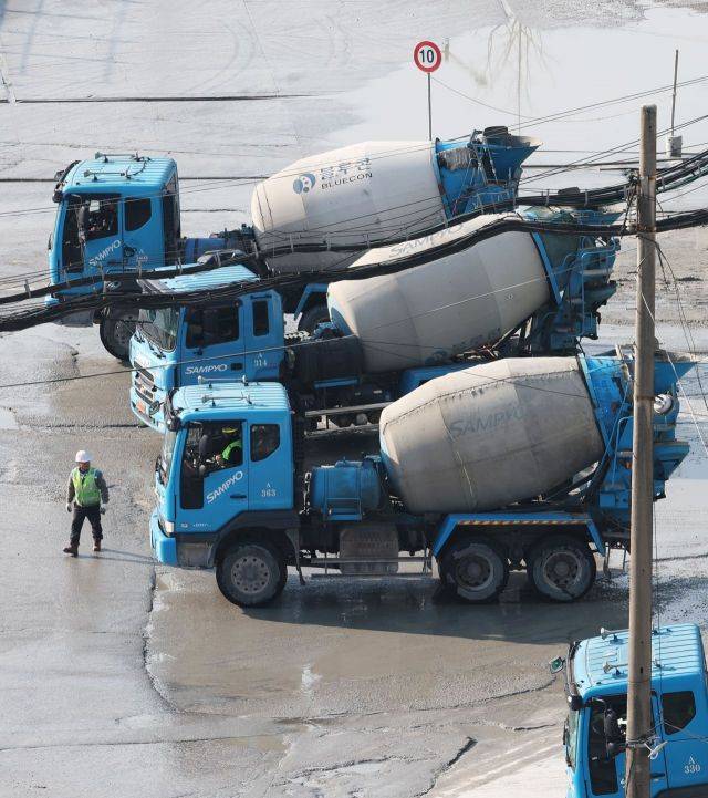 서울의 한 레미콘 공장에서 차량이 분주하게 움직이고 있다.