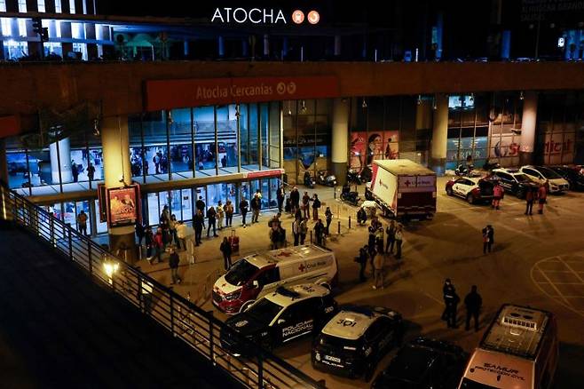 시민들이 분주히 일상을 이어가던 월요일 대낮에 갑자기 발생한 대정전 사태에 스페인 전역이 순식간에 무법지대로 변했다. 관광객과 시민 수백 명이 불이 꺼진 채 멈춰 선 기차와 지하철에 갇혀 공포에 떨었다. AFP·연합뉴스