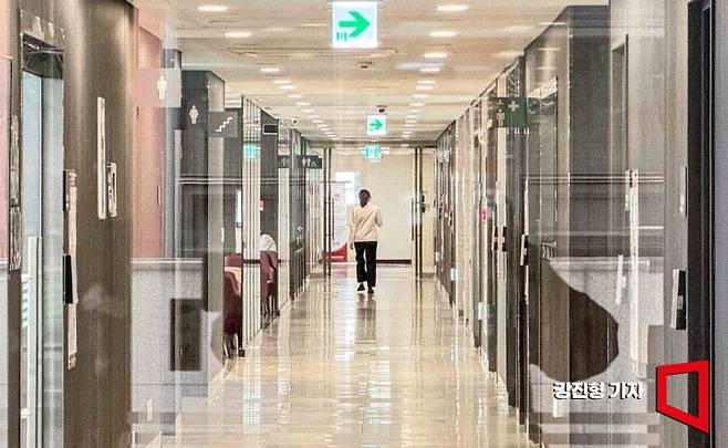 고려대가 미복귀 의대생에게 제적 통보서를 보낸다고 밝힌 가운데 28일 서울 성북구 고려대 의과대학에서 한 학생이 이동하고 있다. 2025.3.28. 강진형 기자