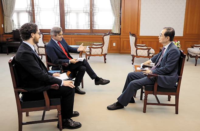한덕수 대통령 권한대행 국무총리가 지난 22일 서울 종로구 정부서울청사에서 영국 언론사 '더 이코노미스트'와 인터뷰를 하고 있다./국무총리실