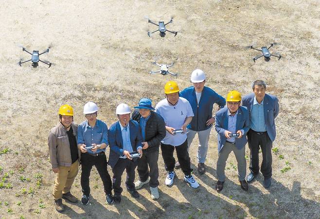 지난 24일 강원도 삼척시 도계읍의 폐교인 소달초등학교 운동장에서 도계광업소 근로자들이 안전모를 쓰고 리모컨으로 드론을 조종하고 있다. 6월 도계광업소 폐광을 앞두고 근로자들은 드론, 지게차 등 6개 분야의 전직 훈련을 받고 있다./장련성 기자