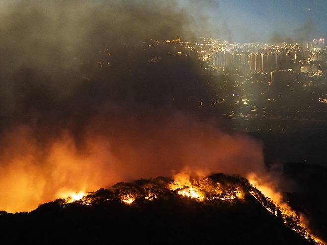 28일 오후 2시 1분께 대구 북구 노곡동 함지산에서 발생한 산불이 야간에도 확산하고 있다./연합뉴스