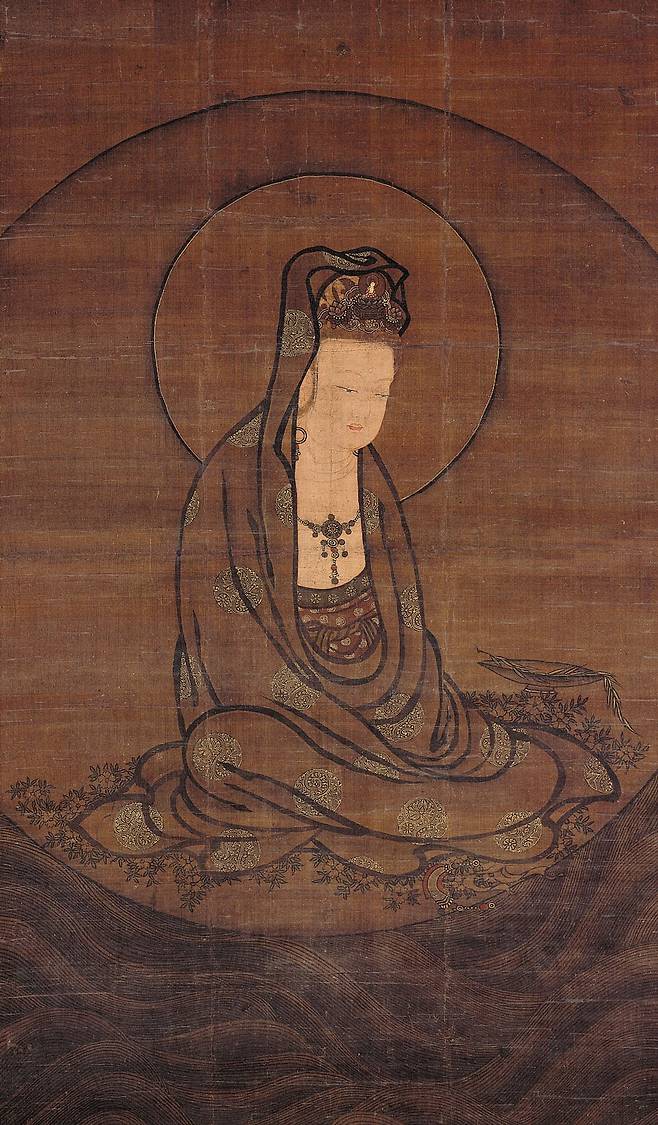 고려 14세기 전반 '수월관음도'. 먹으로 윤곽선을 그리고 내부도 먹으로 채운 유일한 고려불화다. 일반적인 수월관음도 도상과 달리, 물 위에 뜬 둥근 원 안에서 명상에 잠긴 듯한 관음보살을 묘사했다. 비단에 수묵, 금니. 99×55cm. /가나아트