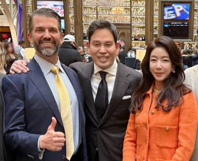 도널드 트럼프 대통령 취임식에 참석하기 위해 지난 1월 18일(현지시간) 미국을 찾은 정용진 신세계그룹 회장과 부인 한지희 씨가 워싱턴에서 트럼프 주니어(왼쪽)와 기념촬영을 하고 있다. /신세계그룹 제공