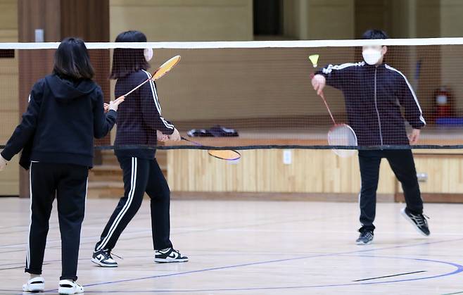 2022년 4월 서울 강동구 강빛중학교에서 학생들이 체육 활동을 하고 있다. 사진은 기사 내용과 직접적인 관련 없음. /뉴스1