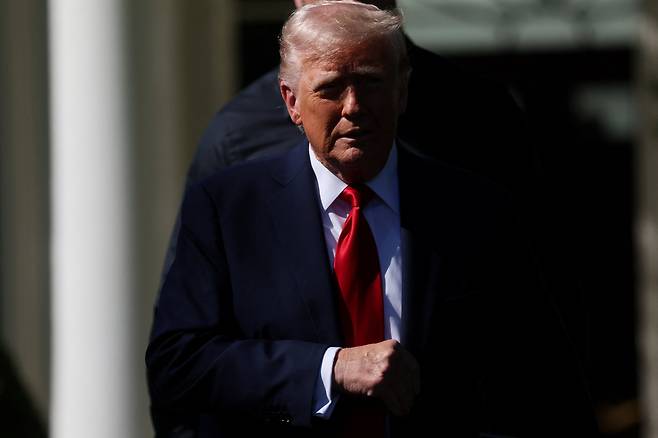 28일(현지 시각) 도널드 트럼프 미국 대통령이 워싱턴 D.C. 백악관의 남쪽 정원을 걷고 있다. / 로이터=연합뉴스