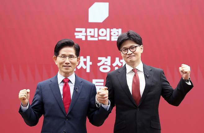 김문수(왼쪽), 한동훈 국민의힘 대선 경선 후보가 결선에 진출했다. /뉴스1