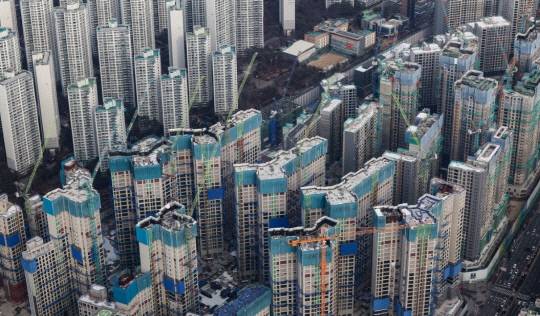 국토교통부는 지난해 하반기 수도권 주요 분양단지 40곳, 총 2만6000여가구의 주택 청약과 공급 실태 점검 결과 총 390건의 공급질서 교란행위를 적발해 경찰청에 수사 의뢰했다. 사진은 아파트 공사 현장. 연합뉴스