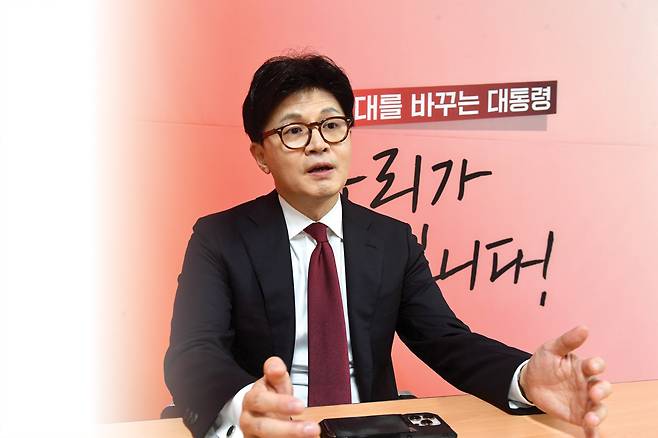 29일 당원 투표와 국민 여론조사를 50%씩 반영한 국민의힘 대선 2차 경선 결과 김문수·한동훈 후보가 진출했다. 한 후보는 이날 서울 여의도 당사에서 2차 경선 결과 발표 후 선거에 임하는 각오를 밝혔다. &nbsp;한국지방신문협회 공동취재단&nbsp;