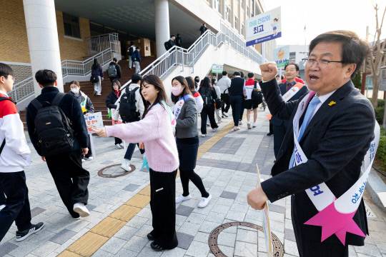 최교진 세종교육감(오른쪽)이 새학기 마음건강교육주간을 맞아 '등굣길 마음건강 홍보 활동'을 하고 있다. 세종교육청 제공