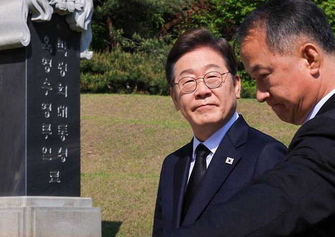 이재명 더불어민주당 21대 대선 후보가 28일 오전 서울 동작구 국립서울현충원에서 박정희 전 대통령의 묘역을 참배하고 있다. ⓒ뉴시스