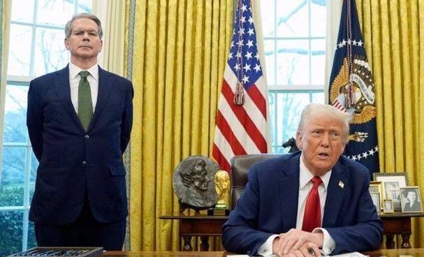 스콧 베센트 미국 재무장관(왼쪽)이 지난 2월 3일 워싱턴 백악관 집무실에서 행정명령 서명을 준비하는 도널드 트럼프 대통령의 연설을 경청하고 있다. ⓒ AP/뉴시스