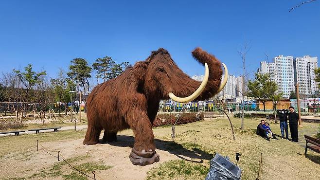 최근 대구 달서구 선돌공원에 설치된 매머드 조형물.