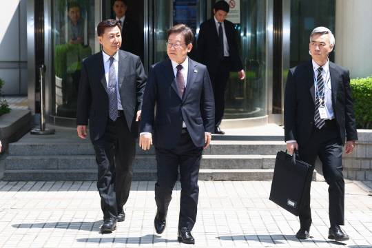 이재명 더불어민주당 대선 후보가 29일 서울 서초구 서울중앙지방법원에서 열린 '대장동 배임ㆍ성남FC 뇌물' 1심 속행 공판이 끝난 뒤 법원을 나서고 있다. 연합뉴스