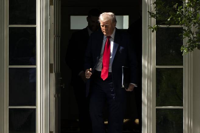 미국의 도널드 트럼프 대통령이 28일(현지시간) 미국 워싱턴DC 백악관에서 이동하고 있다.AP연합뉴스