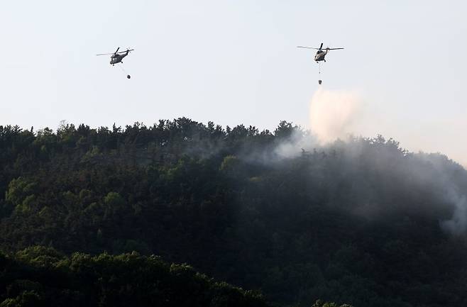 28일 오후 2시 1분께 대구시 북구 노곡동 함지산에서 불이 나 소방헬기가 진화작업을 하고 있다. 뉴시스