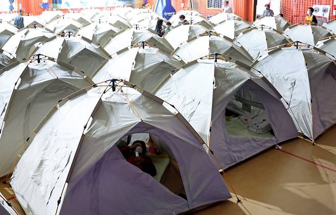 대구시 북구 산불 발생 이틀째인 29일 대구 북구 팔달초등학교에 설치된 대피소에서 이재민들이 휴식을 취하고 있다. 뉴시스