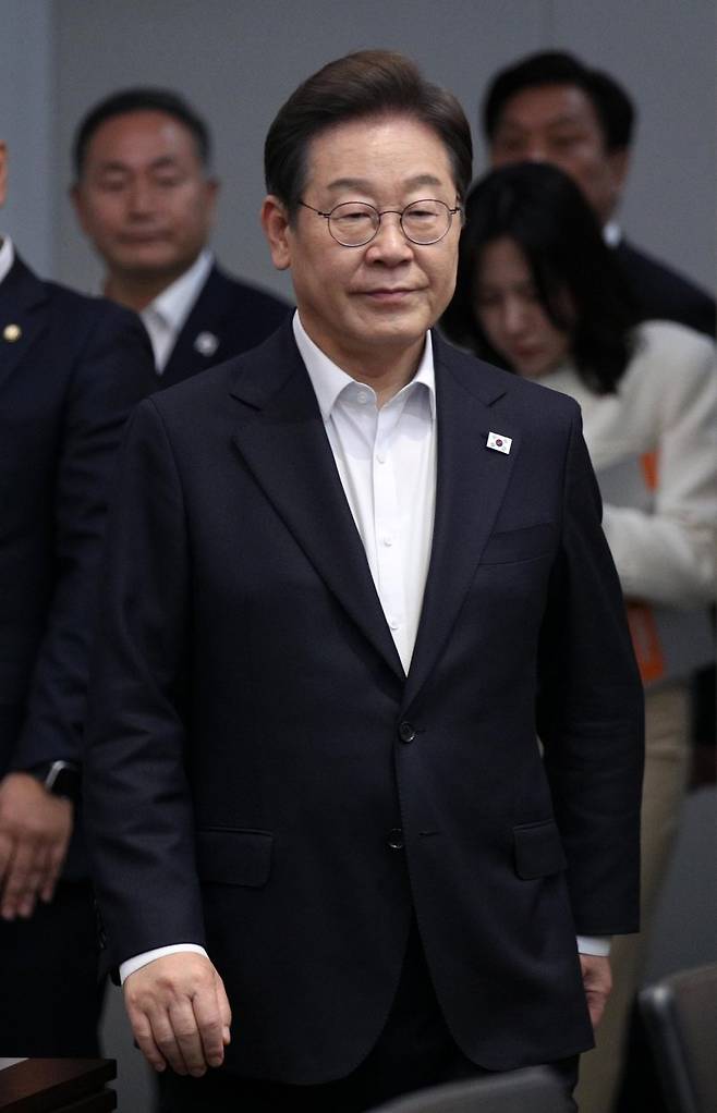 이재명 더불어민주당 제21대 대통령 선거 후보가 28일 경기 이천시 SK하이닉스를 방문해 간담회장으로 이동하고 있다. 국회사진취재단