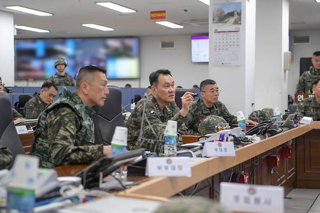 김명수 합참의장이 29일 연평부대를 방문해 작전지도를 하고 있다. 합동참모본부 제공
