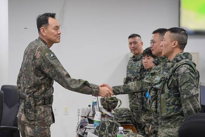김명수 합참의장이 29일 연평부대를 방문해 작전지도 후 장병들을 격려하고 있다. 합동참모본부 제공