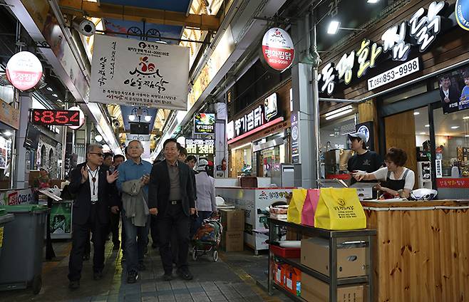 유인촌 문화체육관광부 장관이 지난 23일 산불 피해 지역인 경북 안동을 찾아 안동구시장의 찜닭 골목에서 상인과 인사를 나누고 있다.(사진=문체부 제공)