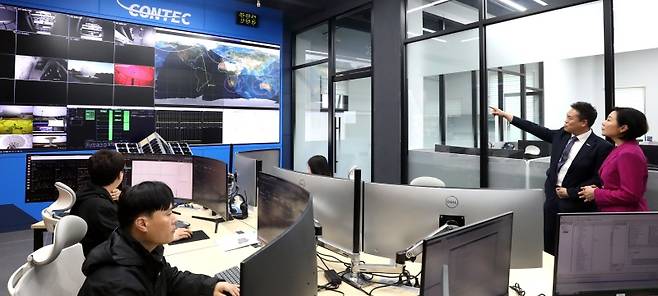 중소벤처기업부는 창업성장-도약R&D에 참여할 중소기업을 모집한다고 29일 밝혔다. 사진은 지난해 5월 '2024년 초격차 스타트업 1000+ 프로젝트' 지원 대상 기업 추가 선정 후 초격차 스타트업 시설을 둘러보는 오영주 중기부 장관.(ⓒ뉴스1, 무단 전재-재배포 금지)