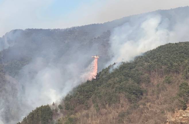 대구 북구 함지산 산불 발생 이틀째인 29일 산불 진화 헬기가 산불지연제(리타던트)를 투하해 불을 끄고 있다. (사진=산림청)