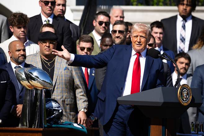 도널드 트럼프 대통령이 28일 워싱턴디시(D.C.) 백악관 사우스론에서 열린 2025년 슈퍼볼 챔피언 이글스를 기념하는 행사에서 연설하고 있다. 워싱턴/UPI 연합뉴스