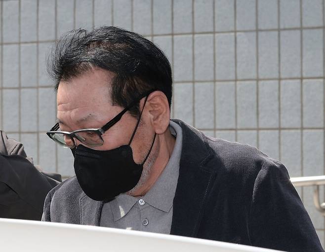 2018년 지방선거 당시 불법 정치자금을 수수한 혐의로 기소된 무속인 ‘건진법사’ 전성배씨가 7일 서울 양천구 남부지방법원에서 열린 재판을 마친 뒤 법원 청사를 나와 차량에 탑승하고 있다. 연합뉴스