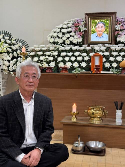 지난 16일 경기도 김포 서정인 선생의 빈소에서 고인을 추모하고 있는 이종민 교수. 이종민 제공