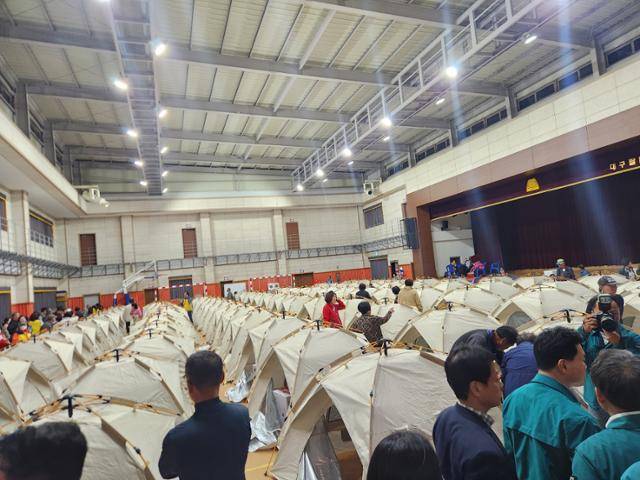 대구 북구 함지산 산불로 인근 주민 5,600여 명에게 대피 명령이 내려진 가운데 임시대피소가 마련된 팔달초등학교 강당에 대피 주민들을 위한 텐트가 설치되고 있다. 대구=연합뉴스