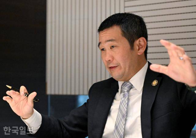 데이브 민 미국 연방 하원의원이 도널드 트럼프 미국 행정부 2기 100일을 앞둔 지난 19일 서울 중구 한국일보 본사에서 인터뷰를 하고 있다. 서재훈 기자