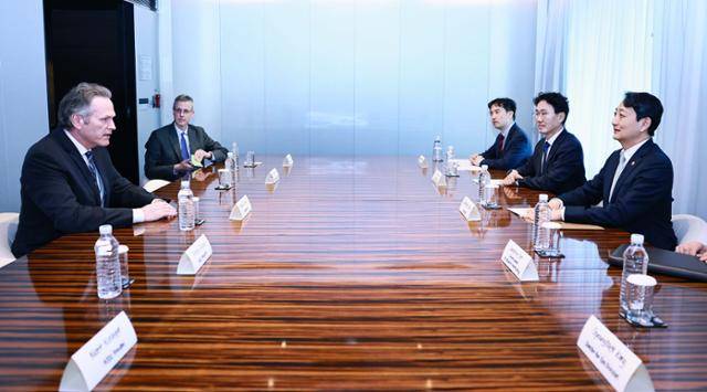안덕근 산업통상자원부 장관이 지난달 25일 서울 중구 플라자호텔에서 마이크 던리비 미국 알래스카주 주지사와 면담을 하고 있다. 산업통상자원부 제공