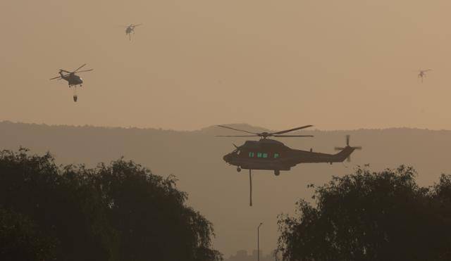 대구 대형 산불 발생 이틀째인 29일 오전 대구 북구 산불 현장으로 헬기가 이동하고 있다. 대구=연합뉴스