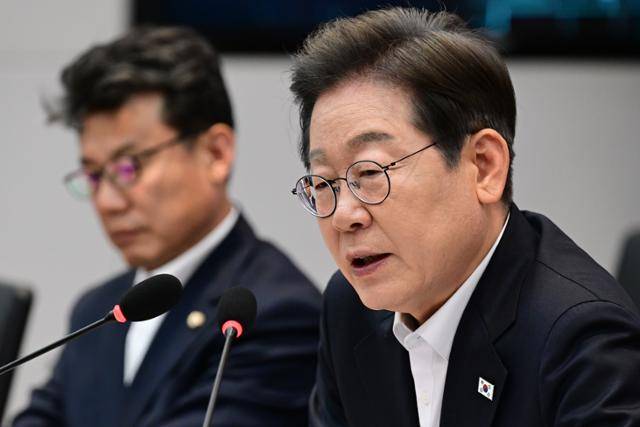 이재명 더불어민주당 제21대 대통령 선거 후보가 28일 오후 경기 이천시 SK하이닉스 이천캠퍼스에서 열린 'K-반도체' AI메모리반도체 기업 간담회에 참석해 발언을 하고 있다. 이천=뉴시스