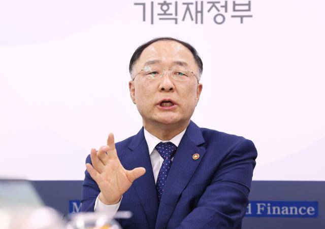 홍남기 전 경제부총리 겸 기획재정부 장관이 2022년 5월 4일 세종시 정부세종청사에서 열린 이임 기자간담회에서 소회를 밝히고 있다. 세종=연합뉴스