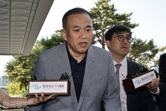 윤석열 전 대통령 부부 공천 개입 의혹의 핵심 인물인 명태균씨가 29일 검찰 조사를 받기 위해 서울 서초구 서울고검 청사로 출석하고 있다. 하상윤 기자