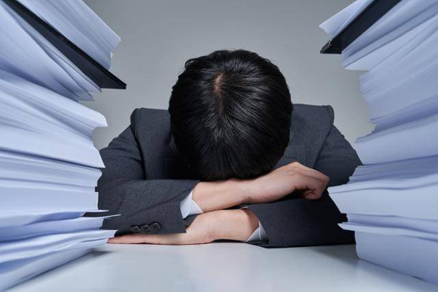 노동단체 주4일네트워크는 퇴근 후 연결차단권 도입과 주4일제 시행 등 노동시간 단축을 위한 대선 요구안을 29일 발표했다. 게티이미지뱅크