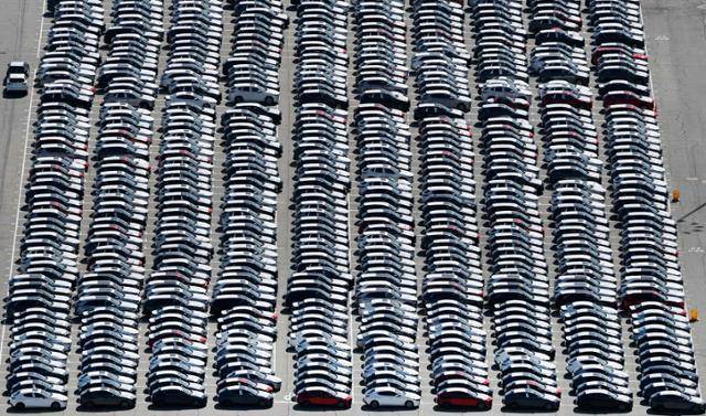 미국 캘리포니아주 로스앤젤레스항구에 지난 3일 수입차가 진열돼있다. 로스앤젤레스=AFP 연합뉴스