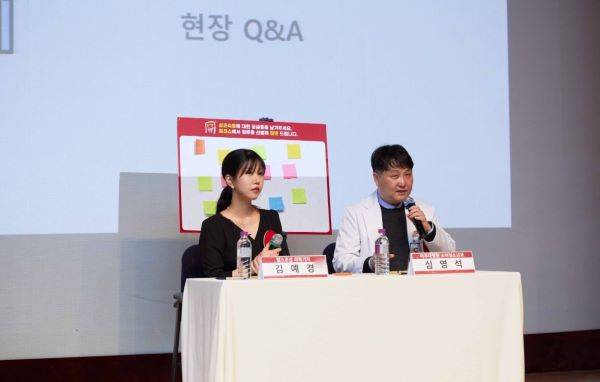 심영석 교수(오른쪽)와 김예경 기자(왼쪽)가 토크쇼를 진행하고 있다./사진=신지호 기자