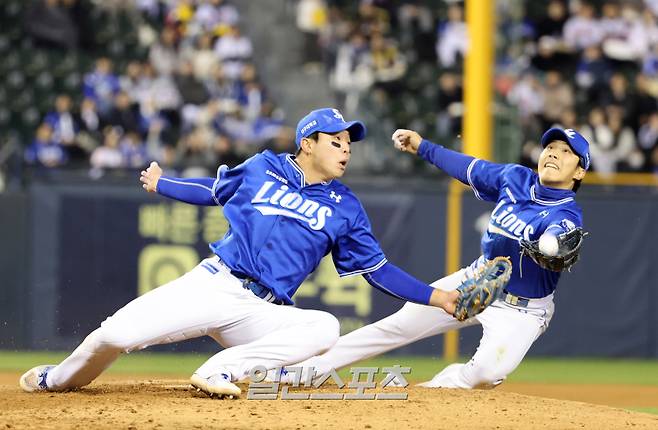 15일 오후 잠실야구장에서 열린 2025 프로야구 삼성과 LG 경기. 삼성 유격수 이재현(오른쪽)이 6회 LG 박동원의 플라이 타구를 잡아내고있다. 잠실=정시종 기자 capa@edaily.co.kr /2025.04.15.