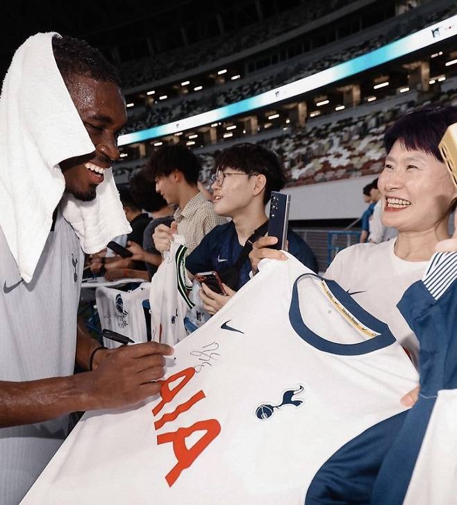 이브 비수마가 일본 투어에서 팬에게 사인하는 모습. 사진=비수마 SNS