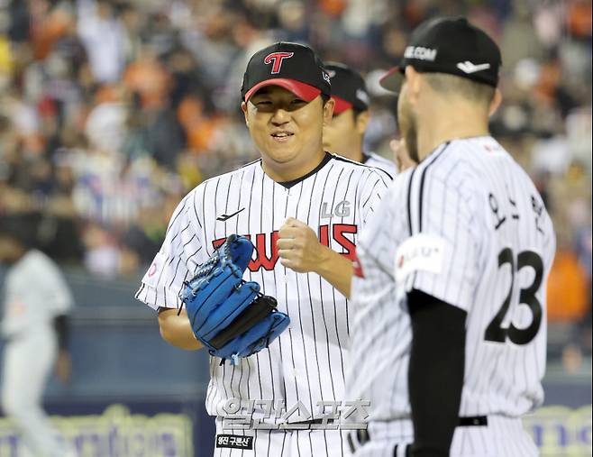 3월 27일 오후 잠실야구장에서 열린 2025 프로야구 한화 와 LG 경기. LG 선발 송승기가 7회 한화 공격을 무실점으로 막아내고 오스틴과 하이파이브하고있다. 잠실=정시종 기자 capa@edaily.co.kr