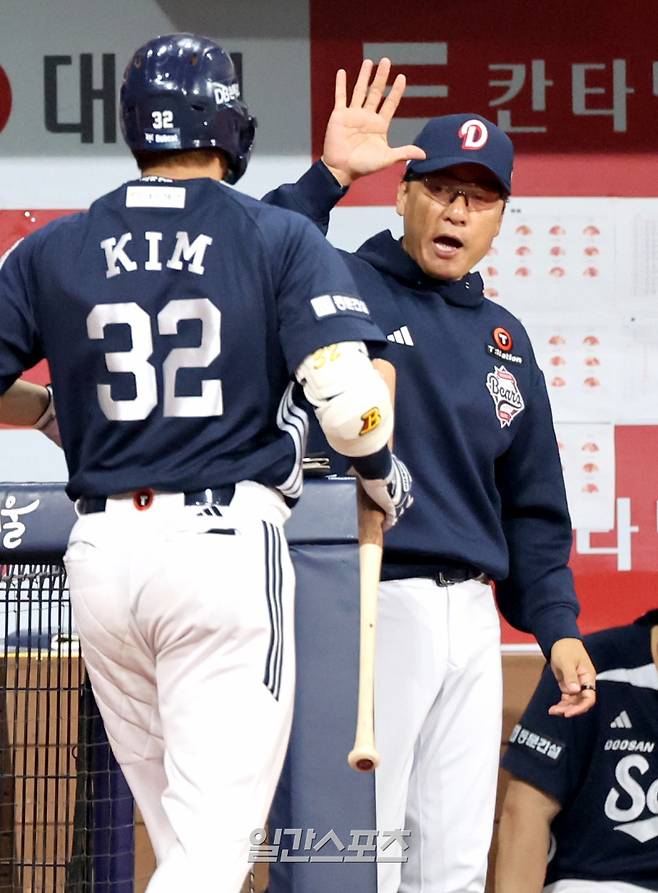 2025 KB0리그 프로야구 키움히어로즈와 두산베어스의 경기가 22일 오후 서울 고척스카이돔에서 열렸다. 9회초 2사 김재환이 1점차 추격하는 솔로홈런을 치고 홈인하자 이승엽 감독이 축하해 주고 있다. 고척=김민규 기자 mgkim1@edaily.co.kr