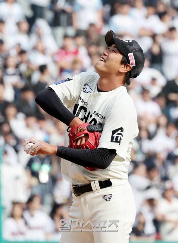 2025 KB0리그 프로야구 SSG랜더스와 두산베어스의 경기가 23일 오후 인천SSG랜더스필드에서 열렸다. 6회초 무사 강승호에게 2루타를 허용한 김광현이 아쉬워하고 있다. 인천=김민규 기자 /2025.03.23/